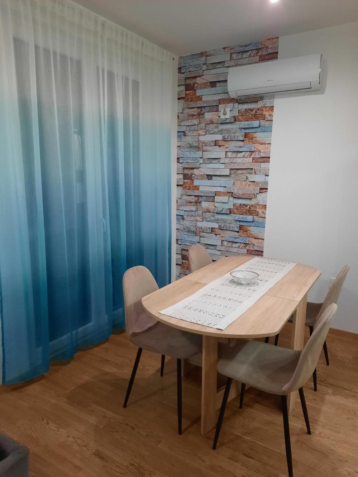 Lux Advent Apartment Суботица Екстериор снимка